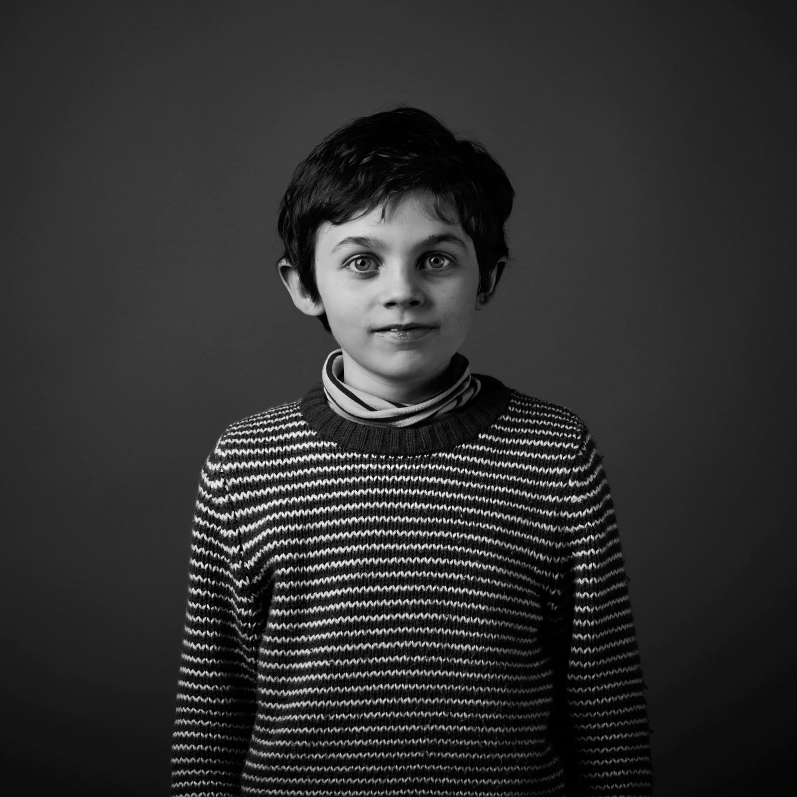 Black-and-white environmental portrait from the Rouennais series